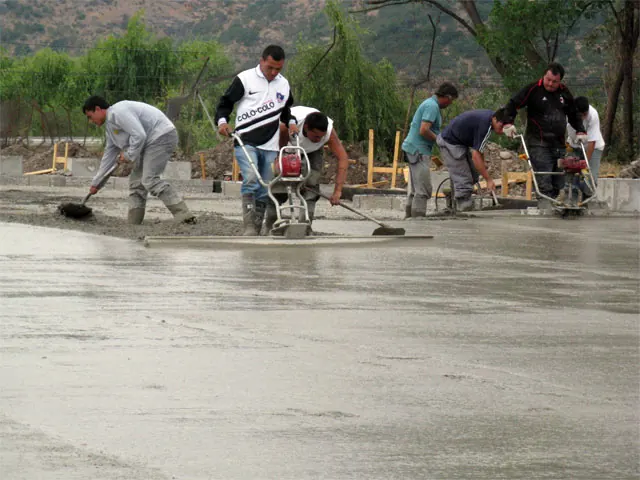 Equipo vaciando un pavimento continuo de hormigón en Malloa