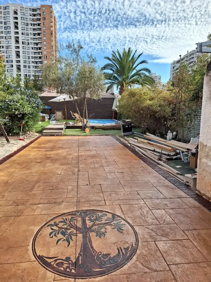 Patio de hormigón estampado con medallón del árbol de la vida