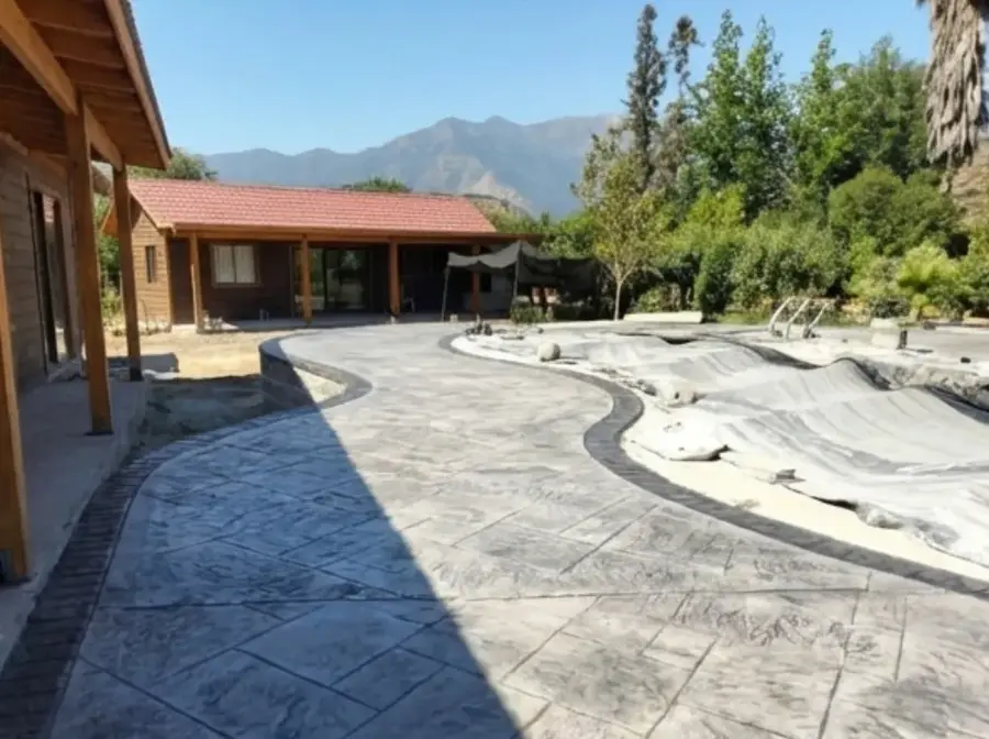 Terraza de hormigón estampado con la cordillera de fondo