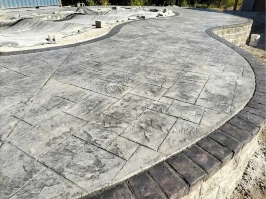 Terraza gris con borde curvo (Terraza exterior)