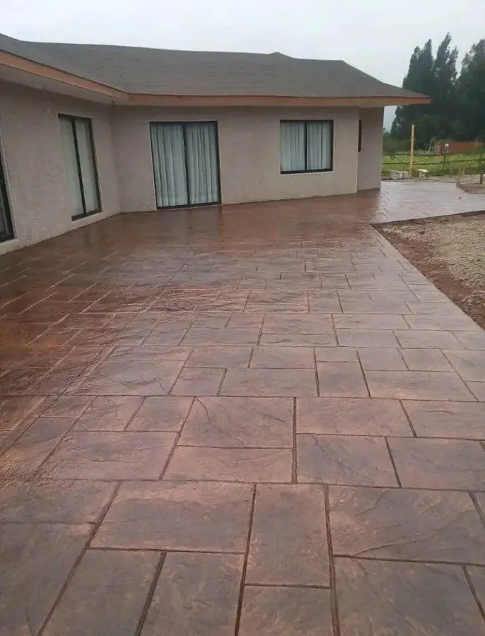 Terraza residencial de hormigón estampado en tono terracota
