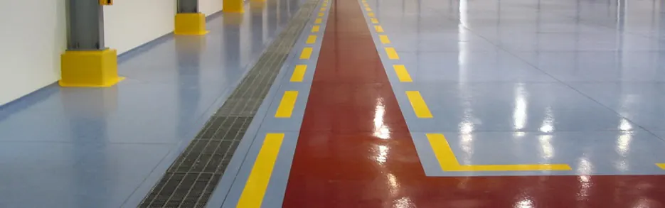 Pasillos y zonas de seguridad demarcados (Planta industrial)