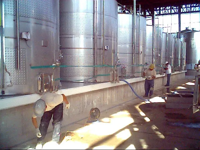 Pisos de alta resistencia en la bodega de producción de Viña Santa Ema